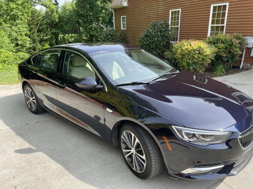 Photo 2 of 22 of 2018 Buick Regal Sportback Essence